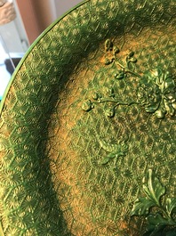 Un plat en laque verte &agrave; d&eacute;cor floral, Chine, 19/20&egrave;me